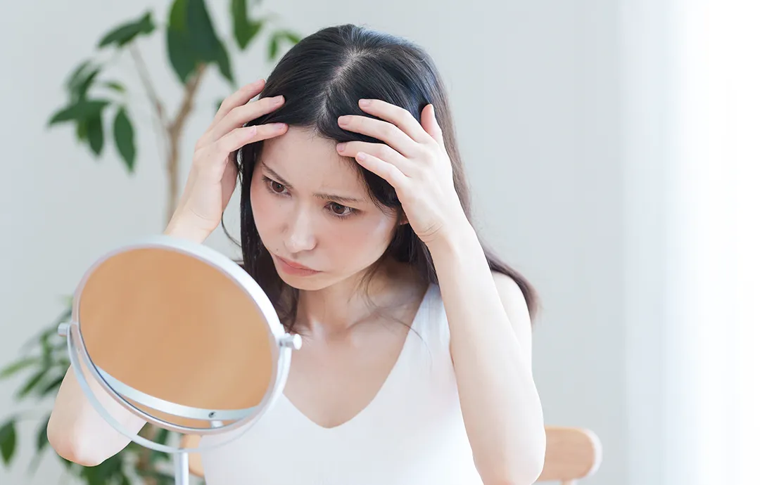 髪の悩みを抱える女性